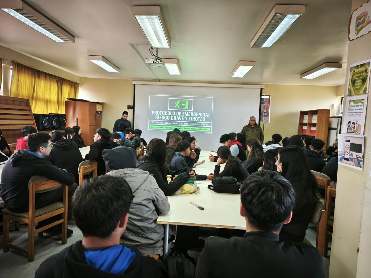 CarabLosLagos's tweet image. Desde la Tenencia de Dalcahue, reforzamos nuestro compromiso con la comunidad escolar. 🚔 Hoy compartimos una charla preventiva en el Liceo Bicentenario para activar protocolos de seguridad y emergencia. ¡Alumnos informados, comunidad más segura! 🛡️📚 #SeguridadEscolar #Dalcahue