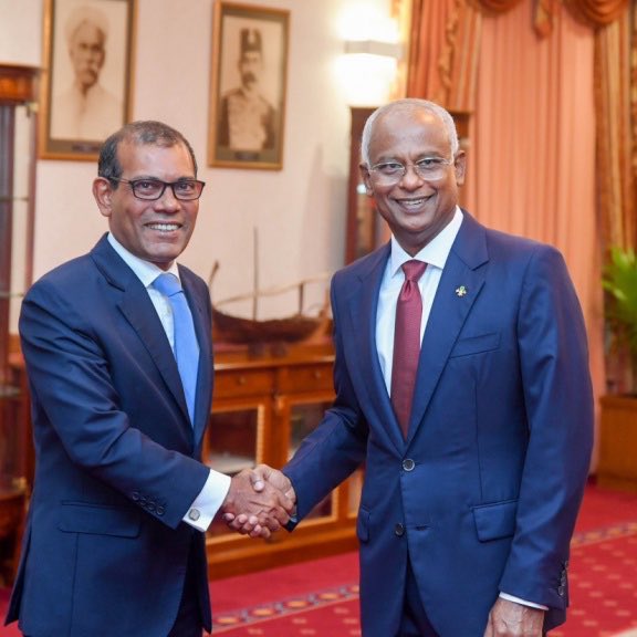 HKurusee's tweet photo. އެކަމަކު މާދަމާވެސް ވެރިކަން ބަދަލްވެއްޖެއްޔާ ކޯޓް ފަޓުލޫން ލައިގެން، ޓައީ އަޅައިގެން ވެރިކަމާ ހަވާލުވާން އޮފީހަށްދާން މި 4 މީހުންވެސް ތައްޔާރު. https://t.co/FPjpY8jOOF