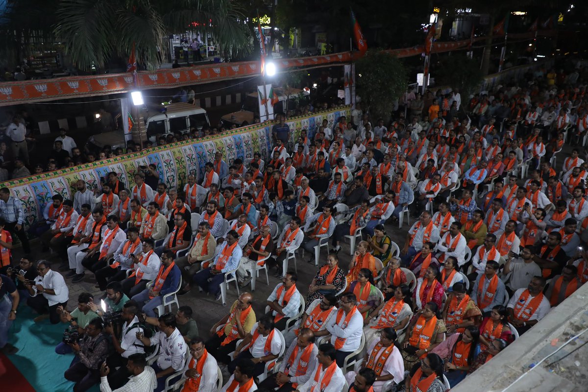 sanghaviharsh's tweet photo. सूरत की जनता का जोश, विश्वास और सहयोग केवल आज का नहीं, बल्कि वर्षों से भारतीय जनता पार्टी के प्रति अटूट रहा है।

आज वार्ड नंबर 7 में चाय पे चर्चा के दौरान नागरिकों से मुलाकात कर उनकी सकारात्मक सोच, दृढ़ विश्वास और भाजपा के प्रति उत्साह को फिर से नज़दीक से महसूस करने का अवसर मिला।

यह जनसमर्थन ही हमारी सबसे बड़ी ताकत है।
हम साथ चलेंगे, तो निश्चित रूप से जीतेंगे। 🇮🇳
