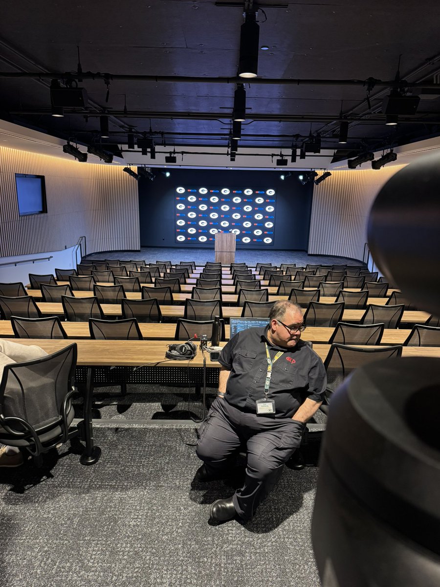 KyleMalzhan's tweet image. The new #Packers media auditorium looking good. Old team meeting room. Well done, Pack.