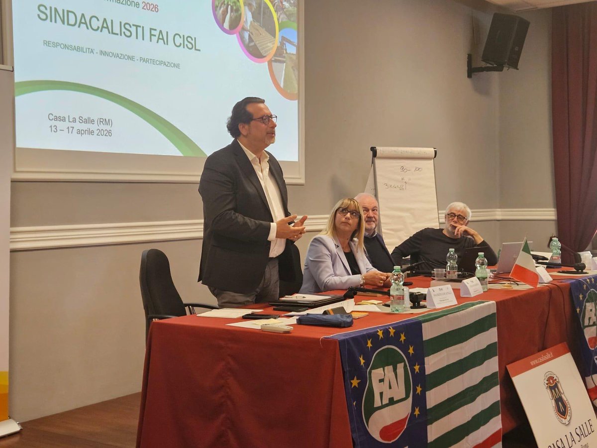 fai_cisl's tweet photo. sɪɴᴅᴀᴄᴀʟɪsᴛɪ ғᴀɪ: ʀᴇsᴘᴏɴsᴀʙɪʟɪᴛᴀ̀, ɪɴɴᴏᴠᴀᴢɪᴏɴᴇ, ᴘᴀʀᴛᴇᴄɪᴘᴀᴢɪᴏɴᴇ
💪 A Roma il 2° modulo del Corso di Formazione 2026 per dirigenti #FaiCisl con incontri dedicati a contrattazione, settore agroalimentare, lavoro dignitoso, inclusione dei lavoratori immigrati.
👉 Una gradita sorpresa, la visita e il saluto della Segretaria Generale della Cisl Daniela Fumarola al corso
svoltosi alla presenza del reggente nazionale Antonio Castellucci. 
👉 È nei percorsi formativi che si costruisce il gruppo dirigente di domani, non solo attraverso il trasferimento di competenze, ma soprattutto attraverso la condivisione di valori, metodo e identità. È qui che si rafforza il senso di appartenenza, si sviluppa la capacità di leggere i cambiamenti e si consolida una visione sindacale coerente con i principi della nostra organizzazione. 
👉 Con Fondazione Fai Cisl Studi e Ricerche e Fondazione Giulio Pastore.
#lavoro #agroalimentare #ambiente #sindacato #formazione #esserecisl
