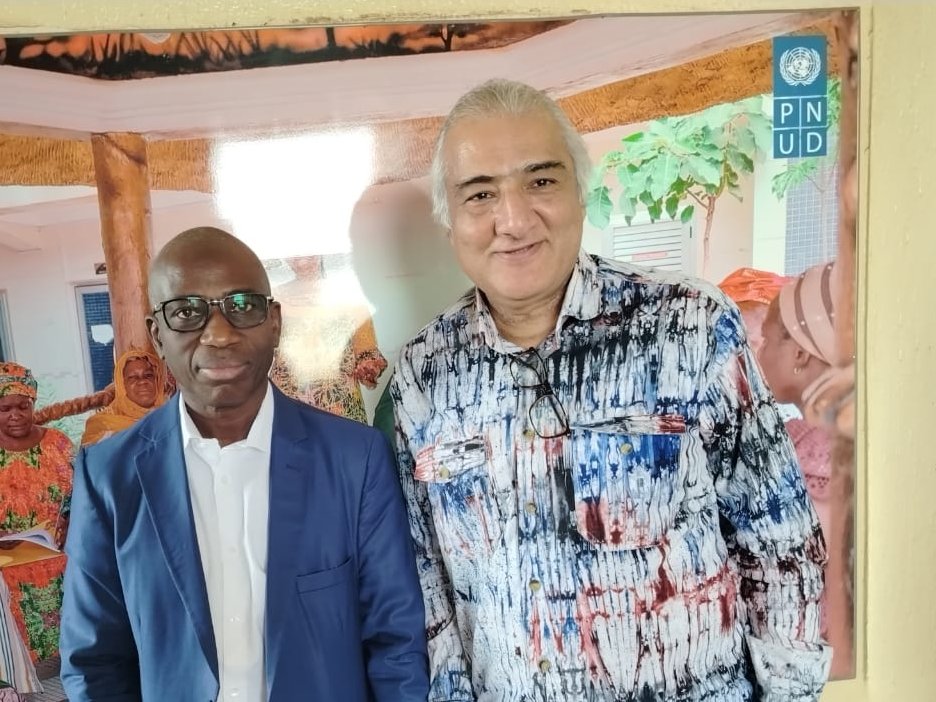PNUD_BFA's tweet image. 🇧🇫 Le Représentant Résident du @PNUD_BFA, @snehalsoneji, a échangé avec Amadou Lamine Ndiaye (Global Water Partnership West Africa) sur des perspectives de collaboration en eau et climat.
Prochaines étapes : concertations techniques.
#GlobalWaterPartnership #Climat #Eau
