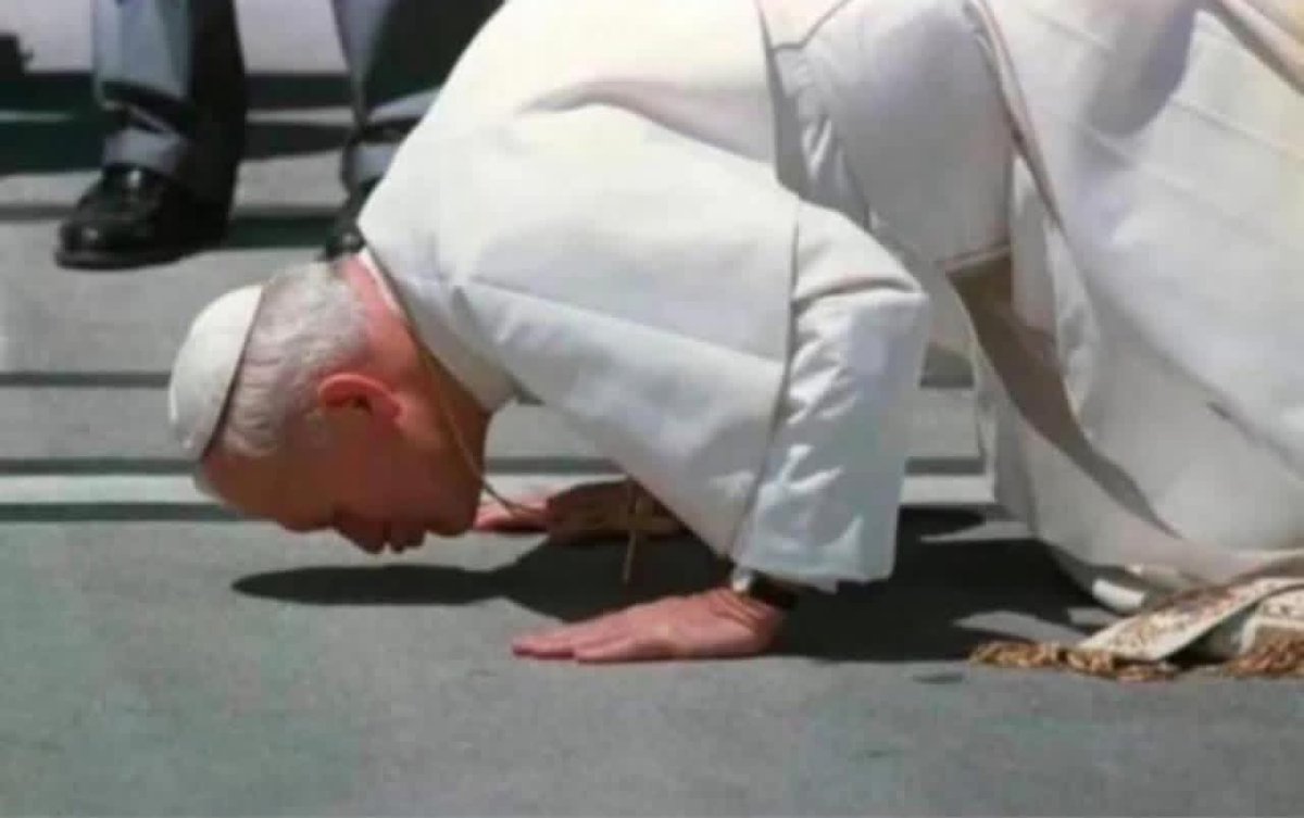 ProfMbarika's tweet photo. The pope kisses the land of Bamenda as he arrives. God Bless our land. https://t.co/dRa5Pu06fW