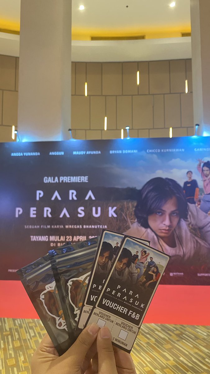 bettybanget's tweet photo. Semalem mimpi gue pas sekolah dulu jadi kenyataan... Akhirnya diundang ke Gala Premiere film Indonesiaaa! 😭🔥 Ya Allah buat ke titik ini sangat gak mudah dan sekarang juga masih belum sehebat itu, tapi sumpah... BERSYUKUR BANGET! Hobi ini bikin aku super happy! 🥺❤️‍🩹 https://t.co/gsc5q3REDj