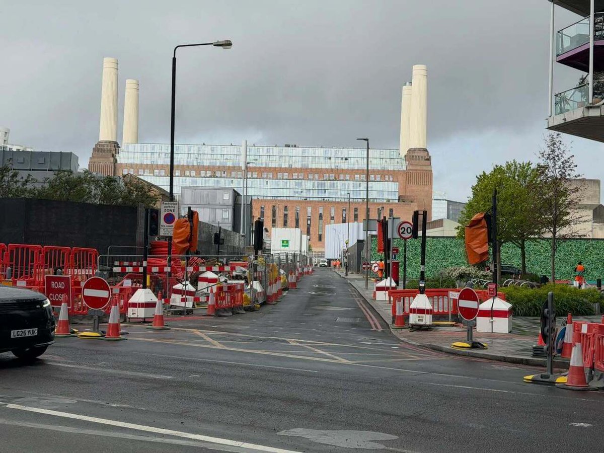 Timothy_Hughes's tweet photo. Battersea Power Station @batterseapwrstn #battersea #batterseapowerstation #london #nineelms  #architecture https://t.co/5Yv7qao1j9 https://t.co/HJ7EgxLK3r