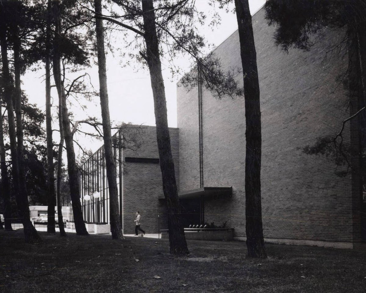 uidaho's tweet image. Then and now: College of Education 1970/2026 🌳📚
📸 Photo courtesy of the U of I Library archives.
#UIdaho #ThenAndNow