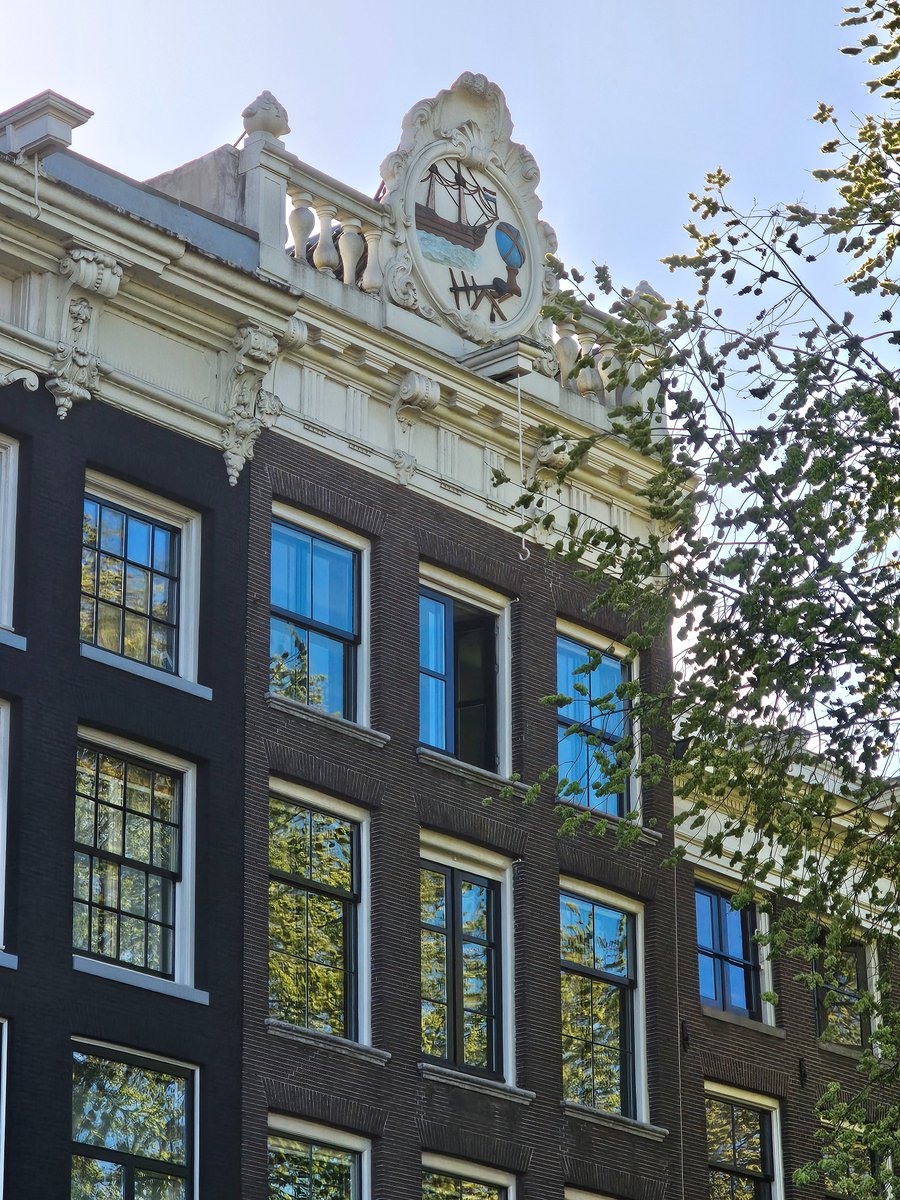 DejanVukos40959's tweet image. Lijstgevel met rechte lijst met consoles en trigliefen, daarboven open balustrade met sterk verhoogd middenstuk met kuif en afbeelding van schip en globe en jacobsstaf, Prins Hendrikkade 171, #Amsterdam #water  #zeevaart amsterdam-monumentenstad.nl/database/grach…