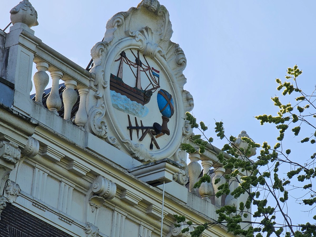 DejanVukos40959's tweet image. Lijstgevel met rechte lijst met consoles en trigliefen, daarboven open balustrade met sterk verhoogd middenstuk met kuif en afbeelding van schip en globe en jacobsstaf, Prins Hendrikkade 171, #Amsterdam #water  #zeevaart amsterdam-monumentenstad.nl/database/grach…