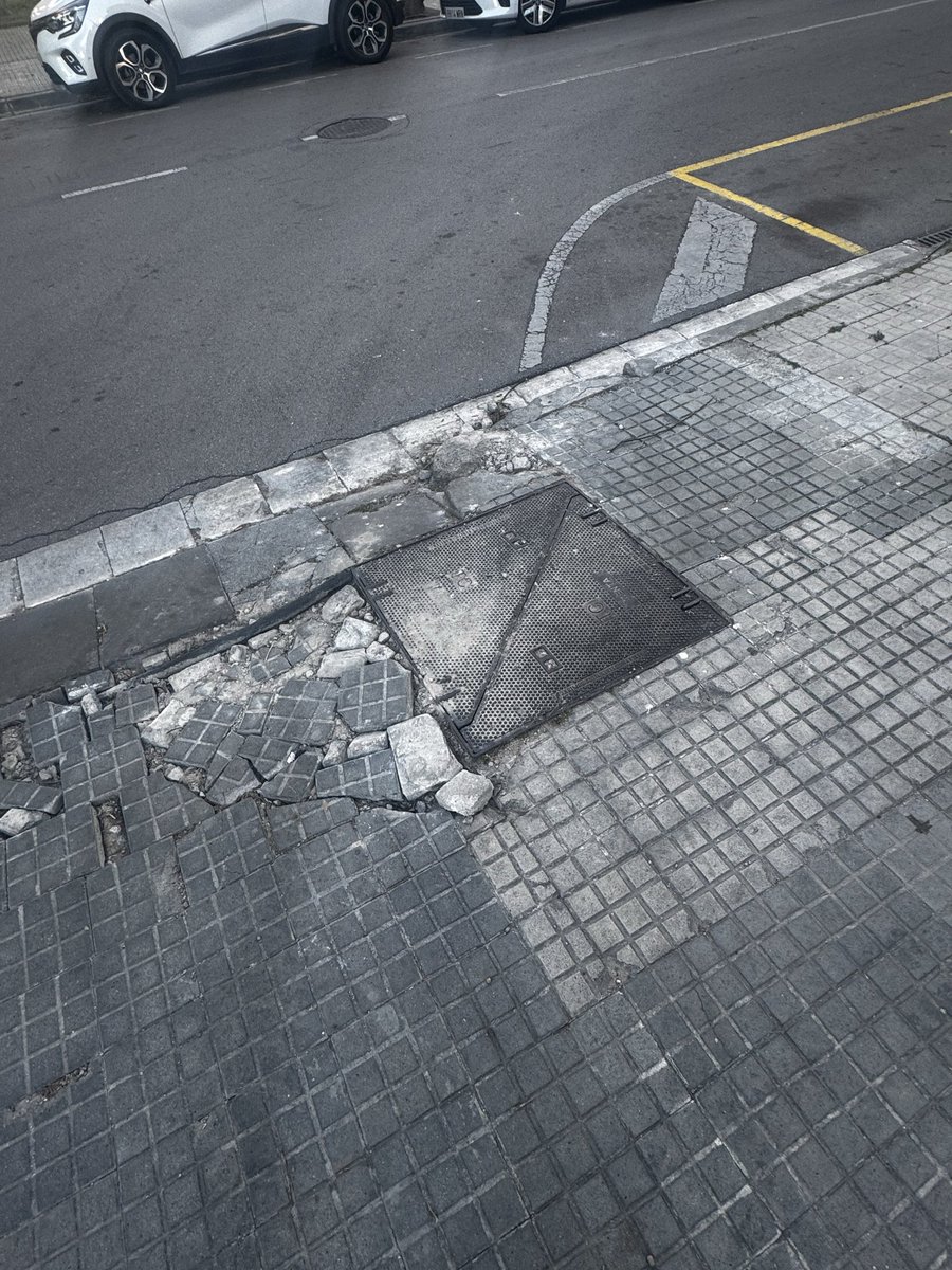 eduardscbcn's tweet photo. #Cornella #Ciutatpodrida https://t.co/9V4OWZKTqK