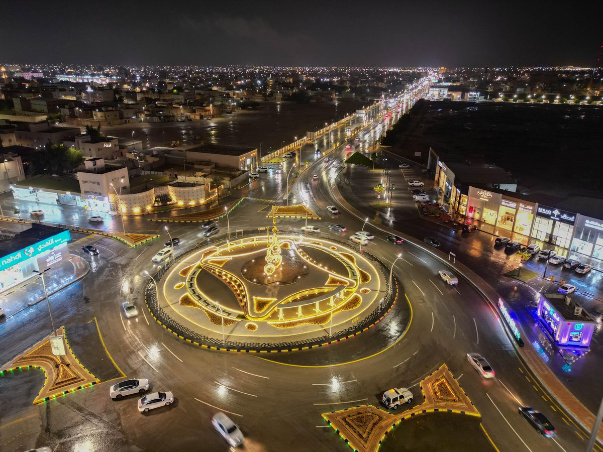 تحت وابل المطر، تكتسي محافظة الرس حلة من الجمال والبهاء 🌧️✨📸

#أمانة_منطقة_القصيم