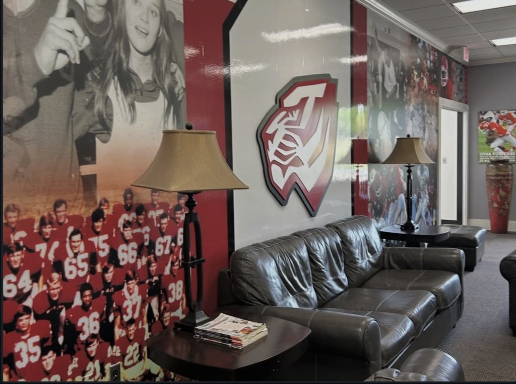 JaxsonDixon10's tweet photo. Enjoyed the visit at @uwa_football yesterday 🔴⚪️ Great opportunity meeting new coaches and watching some film at the next level 🎥 #blessed 

@247recruiting @FoleyLionsFB @Bdrumm_Rivals @Rivals @AL6AFootball @PrepRedzoneAL @sixstarfootball https://t.co/UQrnWtOpHY