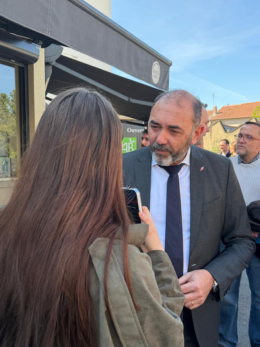 GillesGascon's tweet image. Un projet utile, c’est un projet qui s’adapte au terrain. Autour de la boulangerie Panéo à #Bron, le tracé #BHNS/VL11 posait problème. On a repris le sujet, échangé, corrigé. Résultat : mobilités maintenues, #commerce préservé. Avec @V_Sarselli du concret pas des postures.