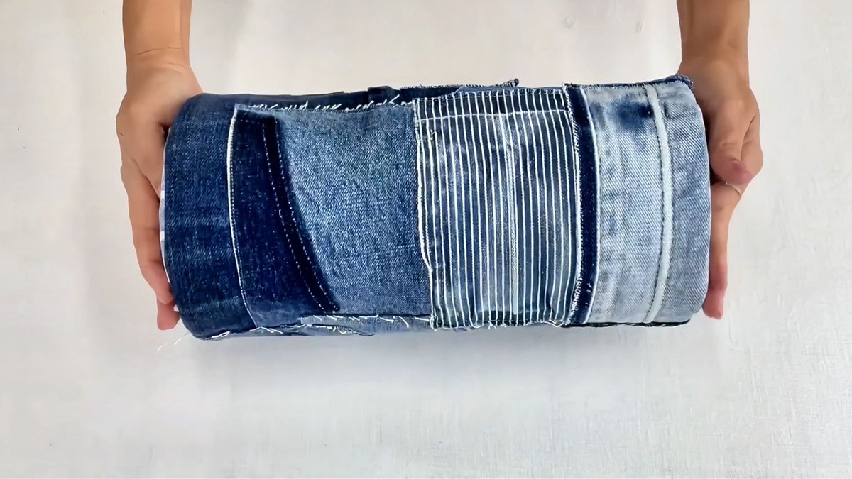 xuatonluis77's tweet photo. Turn old jeans into a stylish tote! Cut the legs, sew the seams, add a strap—zero waste, 100% charm. Perfect for errands or coffee runs  #UpcycleHacks #SustainableStyle https://t.co/W1pHPlqZAQ