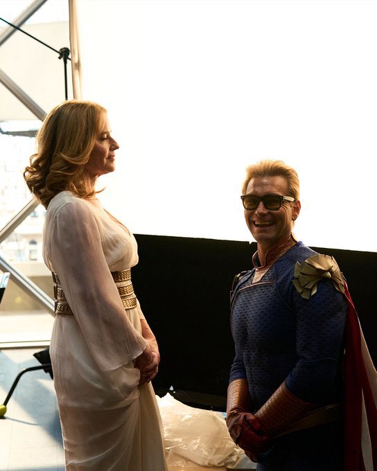 normantorregros's tweet image. Así entre risas , de preparo y grabo una de las mejores escenas y a la vez creepy de la última temporada de #theboys .

#elisabethshue #antonystarr