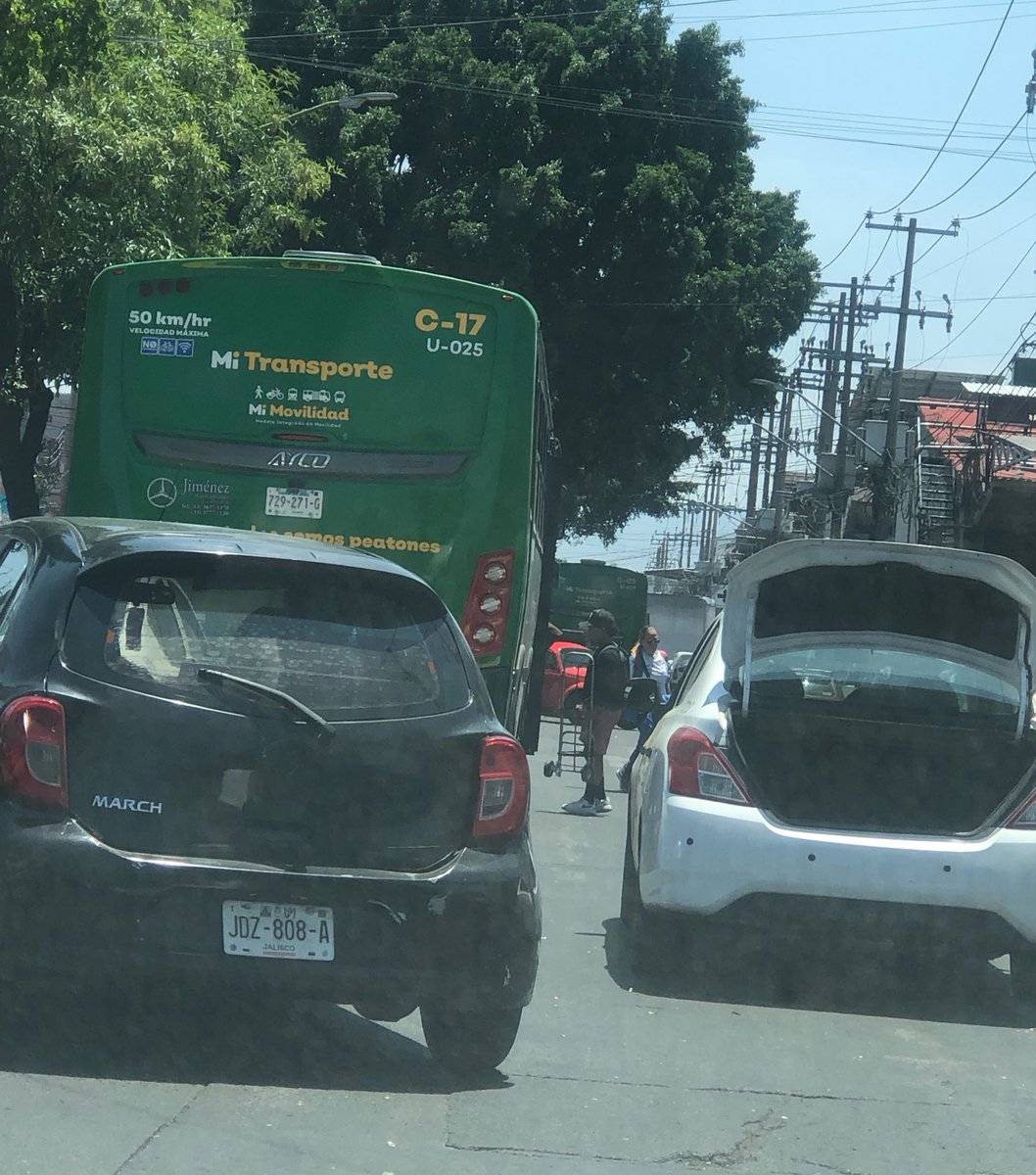 El mismo de diario no llega a recoger ala gente en su lugar tiene que exponerla y se pone a recoger pasaje a media calle estorbando <a href="/TransporteJal/">Secretaría de Transporte Jalisco</a> <a href="/Trafico_ZMG/">TráficoZMGuadalajara</a> <a href="/JaliscoVial/">Policía Vial Jalisco</a> Av del mercado y calle 2