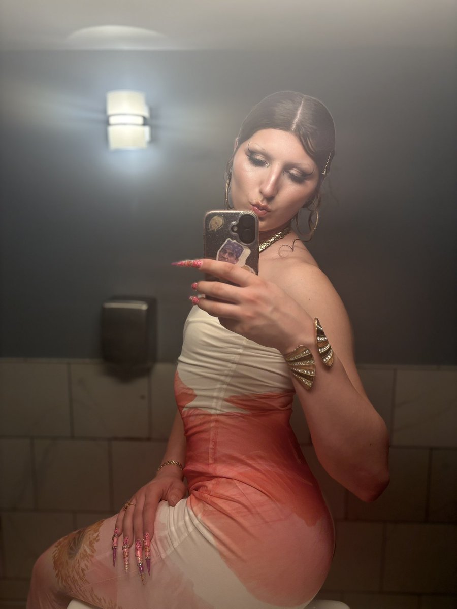 Mistress_Bee tweet media