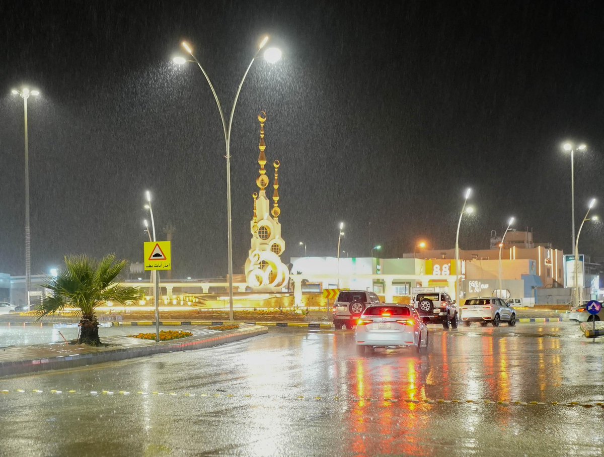 نستمتع اليوم بمناظر خلابة على امتداد طرق المحافظة. نسأل الله أن يجعلها أمطار خير وبركة، ومتبوعاً لا مقطوعاً. 🌧️🛣️

#أمانة_منطقة_القصيم