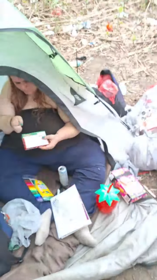 4WickCandle's tweet photo. GMan just showed Shanny and Rev in their tent ⛺️
https://t.co/sBpfjClKGl https://t.co/wrhubvogai