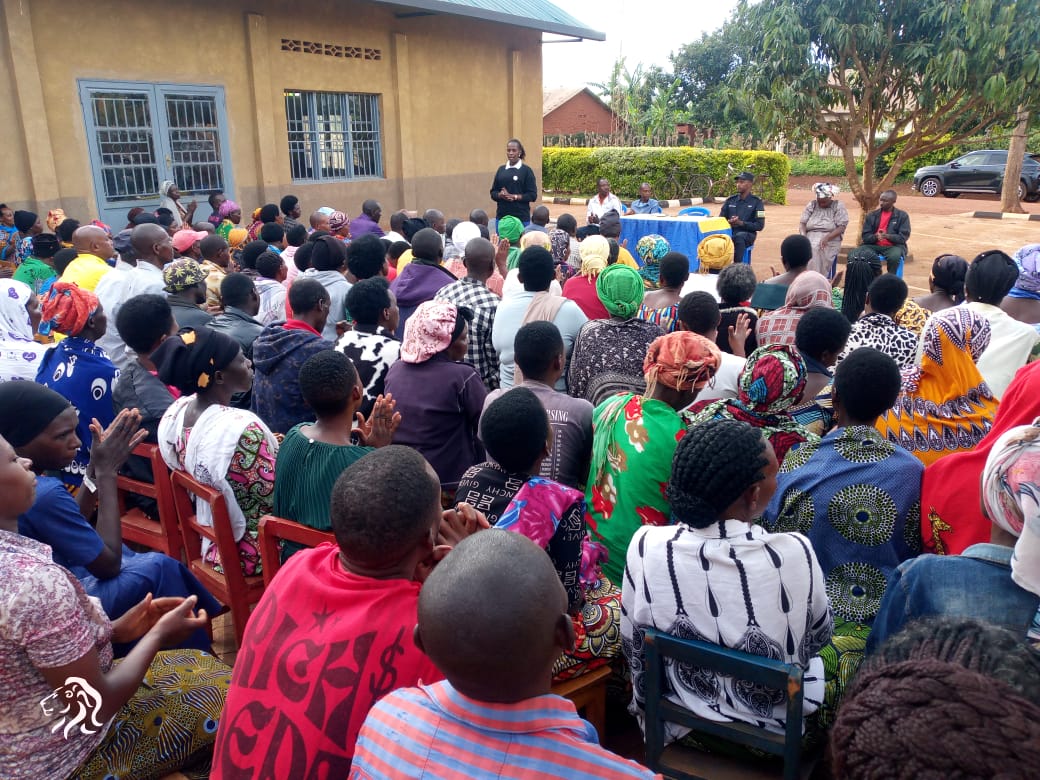 muramasector1's tweet photo. Uyu munsi mu murenge wa murama hakomeje Ubukangurambaga n'igikorwa cyo kwandika abana mu irangamimerere  mu midugudu yo mu kagari ka Gitaraga n'umudugudu wa Nyagasozi mu kagari ka kigabiro,iki gikorwa kirakomeje @NgomaDistrict @RwandaEast @RwandaLocalGov https://t.co/8RYXcb0D5N