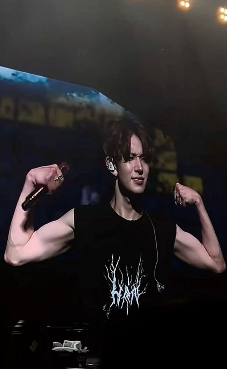 theo⁷𖤐✮⋆˙ tweet media