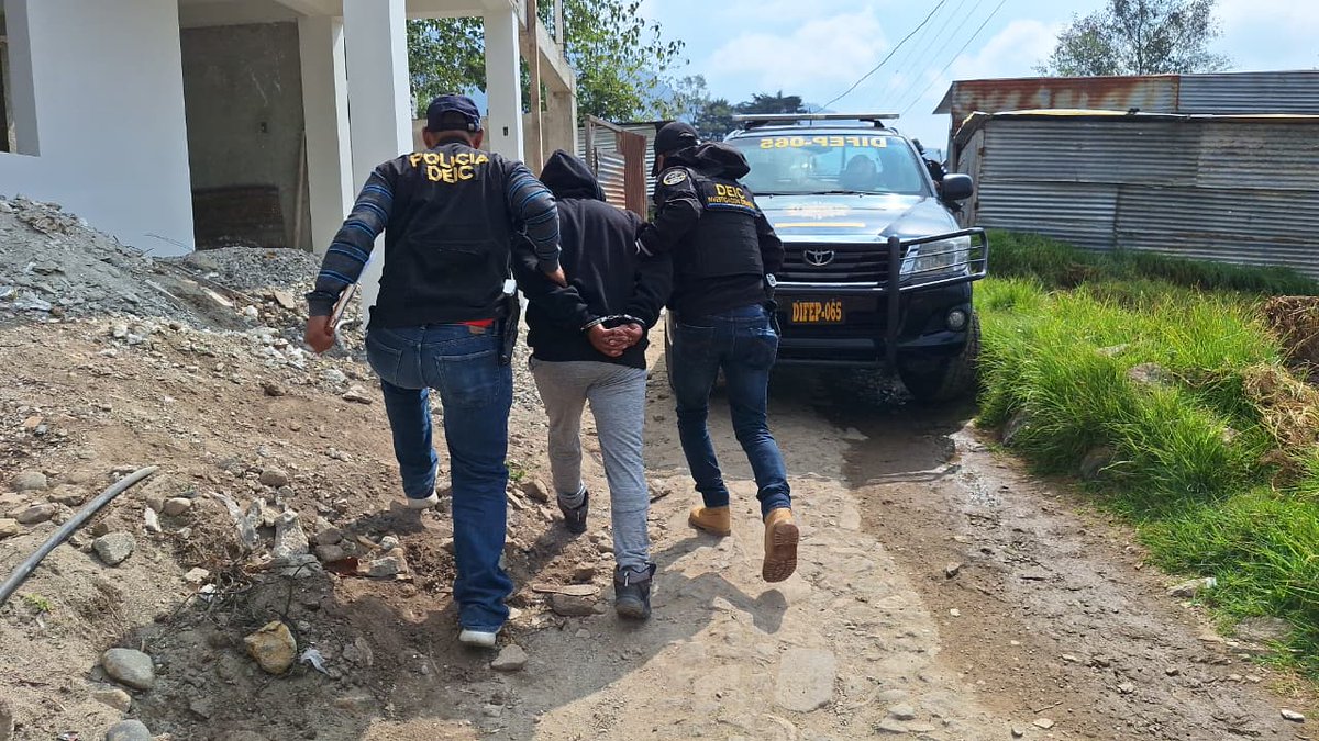 PNCdeGuatemala's tweet image. En allanamientos que realizaron investigadores de la #DEIC con el apoyo de las #FEP y en coordinación con fiscales en las aldeas San Andrés Chapil y San Isidro Chamac, San Pedro Sacatepéquez, San Marcos, fue capturado Merlyn “N”, de 43 años,