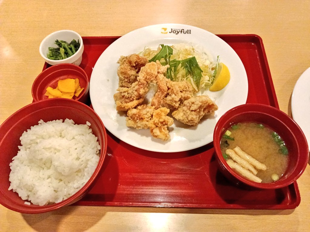 ebimayopeople's tweet photo. ジョイフル。
ジョジョの奇妙な冒険第４部を見ていつか食べてみたいと思っていたモッツァレラチーズとトマトのカプレーゼが新メニューに追加されていたので食べに行きました。

塩唐揚げ定食 548円
ご飯大盛り無料
イタリアンモッツァレラチーズのカプレーゼサラダ 625円
お会計税込み1,173円でした。 https://t.co/8DDHhAyNIK