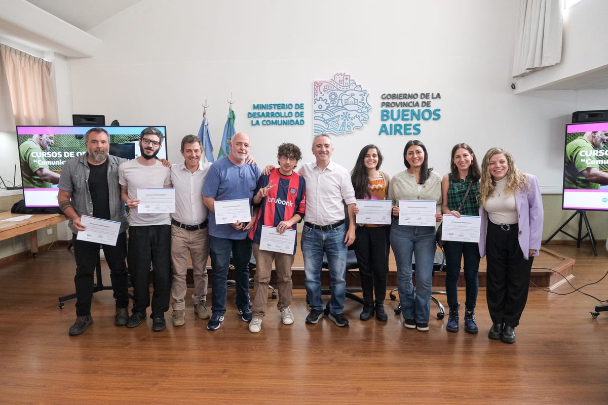 larroqueandres's tweet photo. Junto a @giannibuono y @flor_villar entregamos diplomas a los egresados del curso de Comunicación para la Comunidad que dictamos en distintos espacios comunitarios de la Provincia.

Esta iniciativa que llevamos adelante junto al Ministerio de Comunicación Pública y contó con apoyo del CFI, es una política que desarrollamos para capacitar a los jóvenes bonaerenses con el objetivo de generar una salida laboral y dotarlos de herramientas para construir más y mejores oportunidades.