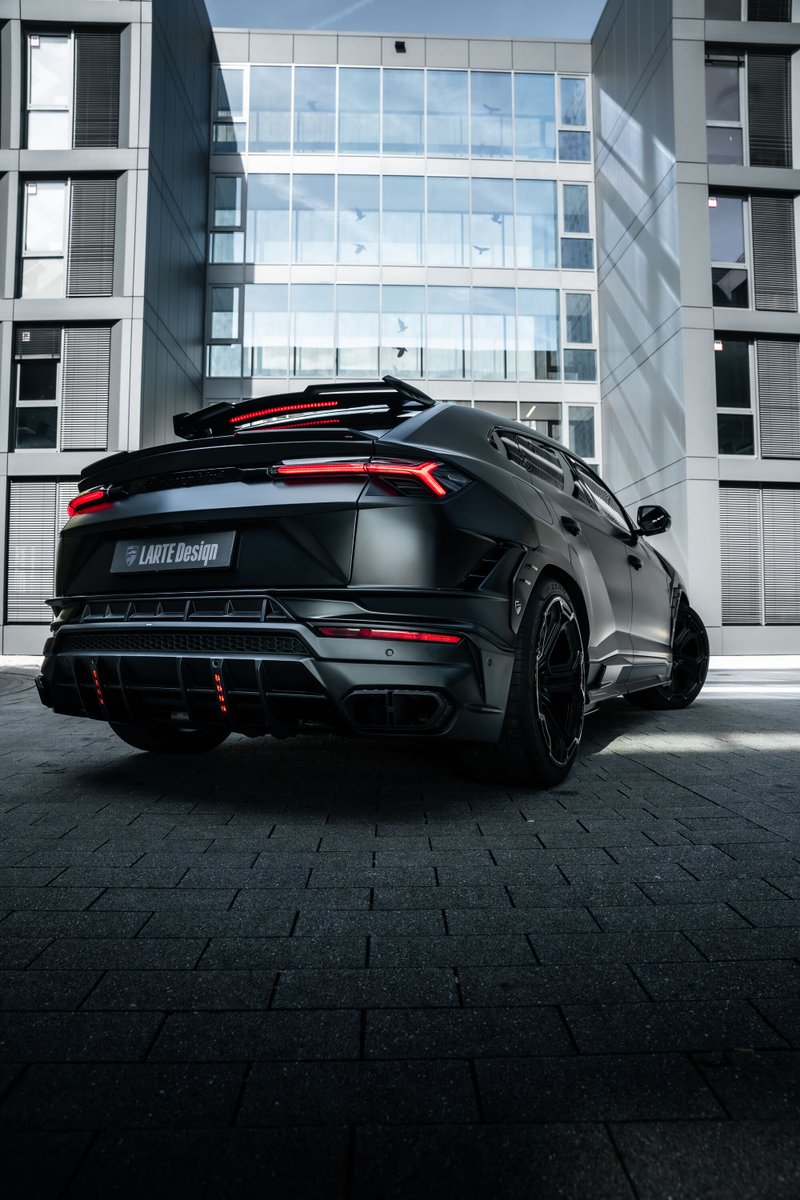 autoevolution's tweet image. The master craftsmen @lartedesign have completed a unique LARGENDA installation on a Lamborghini Urus S — finished entirely in matte black pre-preg carbon fiber at the company's facility in Erkrath, Germany.

#lamborghini #urus #lartedesign #bodykit #tuner #customkit