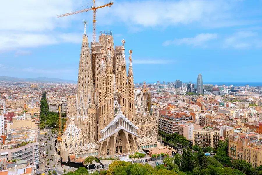 UnthinkableBld's tweet image. Sagrada Família by Antoni Gaudí has been under construction since 1882 and is nearing completion in 2026, set to become the world’s tallest church.

#Architecture #Barcelona #Gaudi