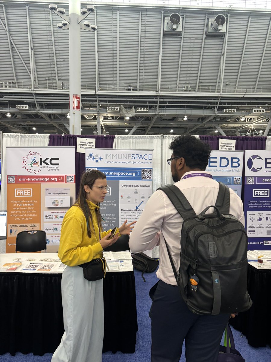 iedb_'s tweet photo. @LonnekeScheffer in action at our booth at @ImmunologyAAI 🙌 https://t.co/2QZEWDz262