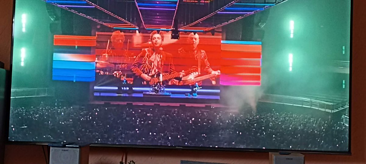 Estoy viendo videos de los conciertos de Soda Stereo y no mamut, el holograma se ve más vivo y con más actitud que los integrantes "verdaderamente vivos" xD