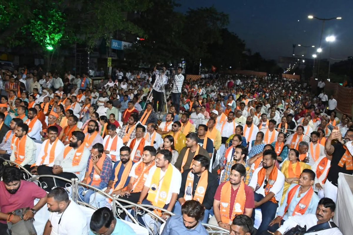 BJP4Vadodar's tweet photo. માનનીય નાયબ મુખ્યમંત્રીશ્રી હર્ષભાઈ સંઘવીજી ની અધ્યક્ષતામાં વોર્ડ નંબર 4 - 5 - 6 - 14 - 15 અને 16 ની ‘વિકાસ સંકલ્પ સભા’ નું આયોજન પરિવાર ચાર રસ્તા ખાતે થયું, આ સભામાં માનનીય નાયબ મુખ્યમંત્રીશ્રીએ નગરજનો અને કાર્યકર્તાઓને સંબોધિત કરી ભાજપની પ્રચંડ જીતનો શંખનાદ કર્યો. https://t.co/V5upDiGhcP