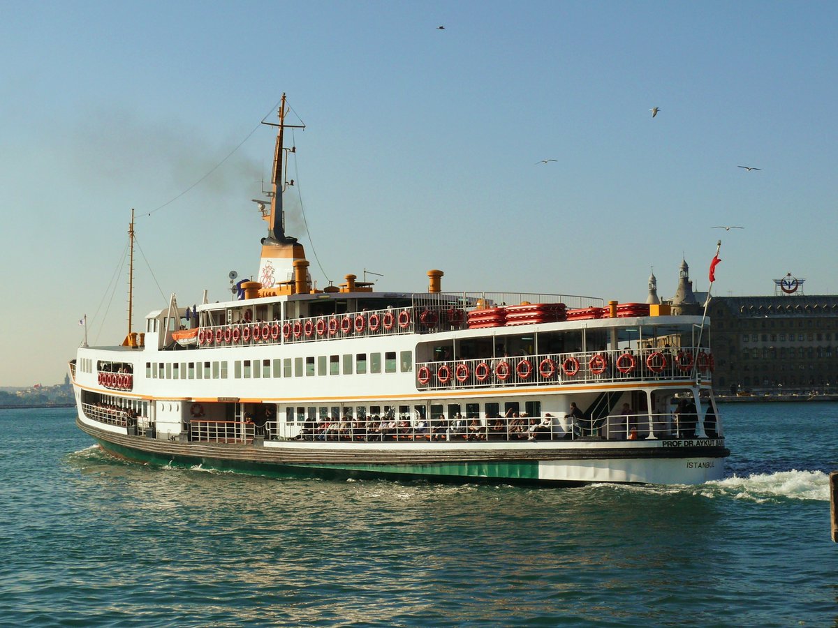 Simon_Alen_81's tweet photo. 2007 yılının güneşli bir gününde, Kadıköy'de 1973 doğumlu Aykut Barka vapuru hareket ederken. Hayata Sedefadası adıyla başlayıp, ömrünün çeyrek asırında Aykut Barka olarak hizmet veren vapur, uzun zamandır Haliç Tersanesinde bağlı bekliyor. https://t.co/ChIvfcLYaG