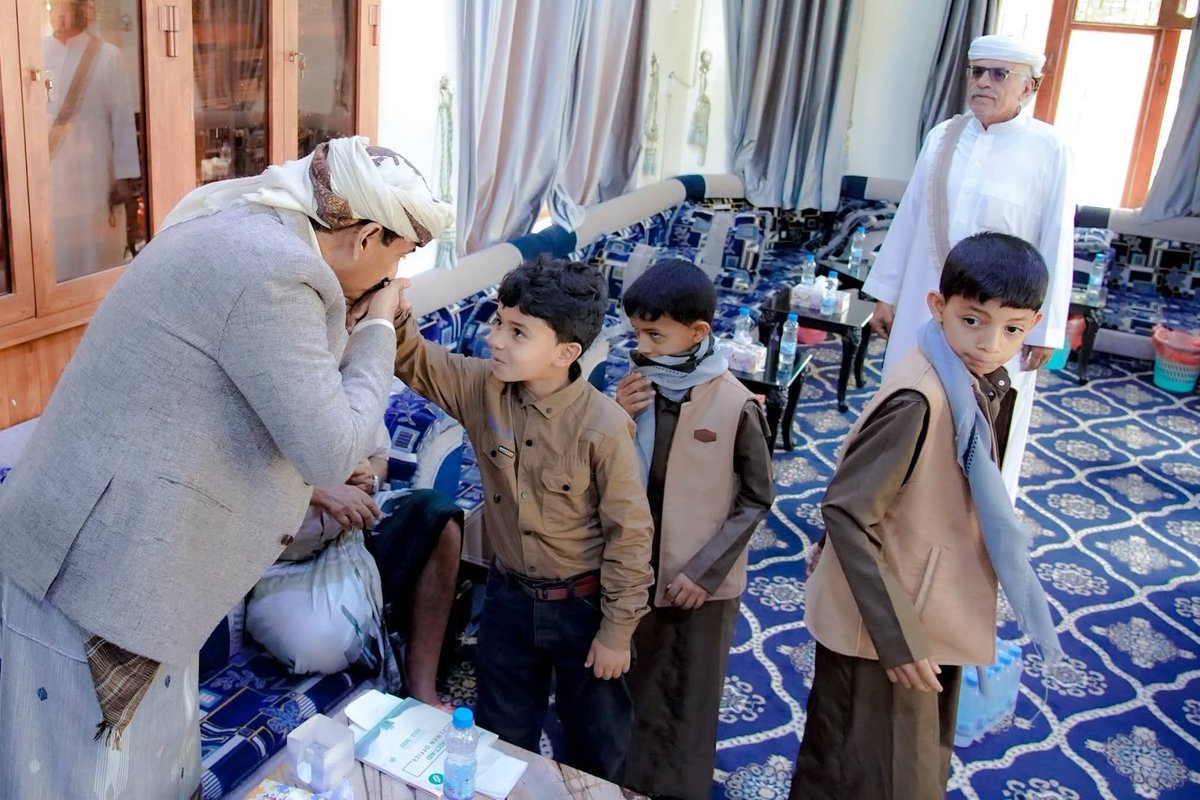 مشهد معبر يجسد قيم الاحترام المتبادل والتقاليد الراسخة يظهر محافظ #شبوة #الوزير وهو يبادل طفل صغير التحية بكل تواضع، رسالة واضحة ان التربية والبيوت الاصيلة تظل اصيلة لا يغيرها منصب ولا جاه وان القائد الحقيقي هو من يقترب من الناس ويعطف على صغيرهم قبل كبيرهم #عوض_الوزير_رجل_دوله