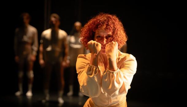 Bibleurbaine's tweet image. [Critique ⭐⭐⭐⭐] «Sans quoi nous crèverons» à la @Place_des_Arts: une percutante création par @CieVBrunelle 💓 labibleurbaine.com/sorties/sans-q… #danse