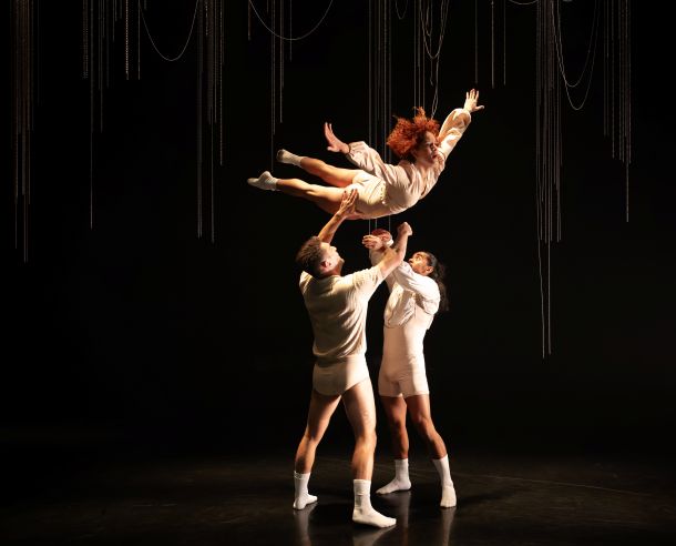 Bibleurbaine's tweet image. [Critique ⭐⭐⭐⭐] «Sans quoi nous crèverons» à la @Place_des_Arts: une percutante création par @CieVBrunelle 💓 labibleurbaine.com/sorties/sans-q… #danse