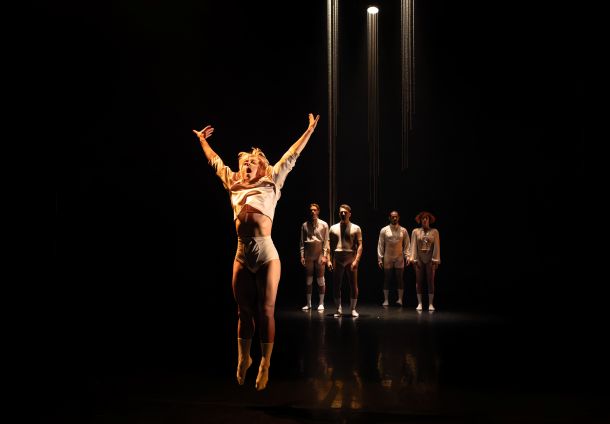 Bibleurbaine's tweet image. [Critique ⭐⭐⭐⭐] «Sans quoi nous crèverons» à la @Place_des_Arts: une percutante création par @CieVBrunelle 💓 labibleurbaine.com/sorties/sans-q… #danse