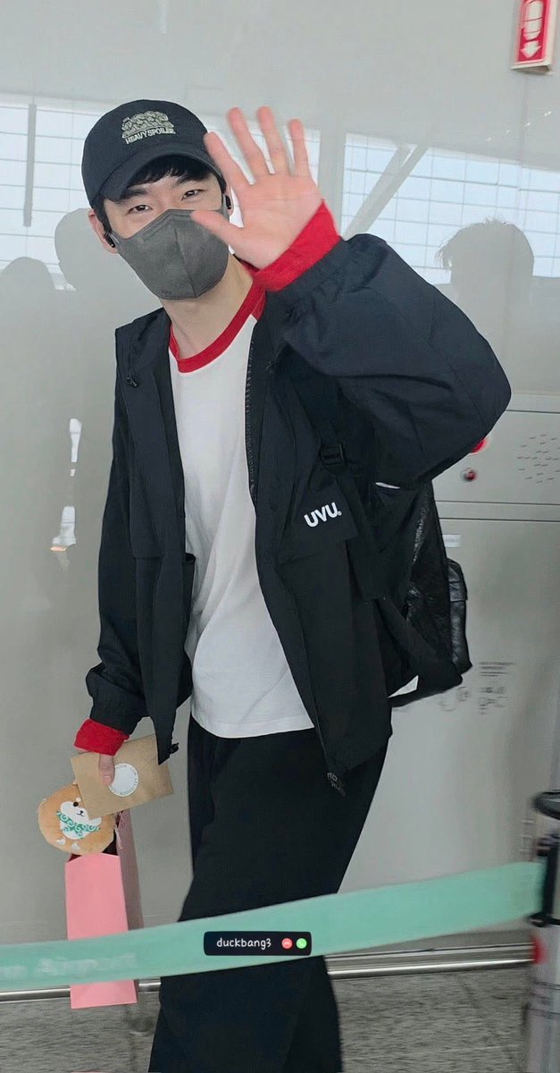 PWSK19's tweet photo. เสื้อแดงตัวนี้แหละที่นึกถึงตอนเห็นพี่ใส่ที่สนามบิน 55555555555556 https://t.co/av5m178HKi