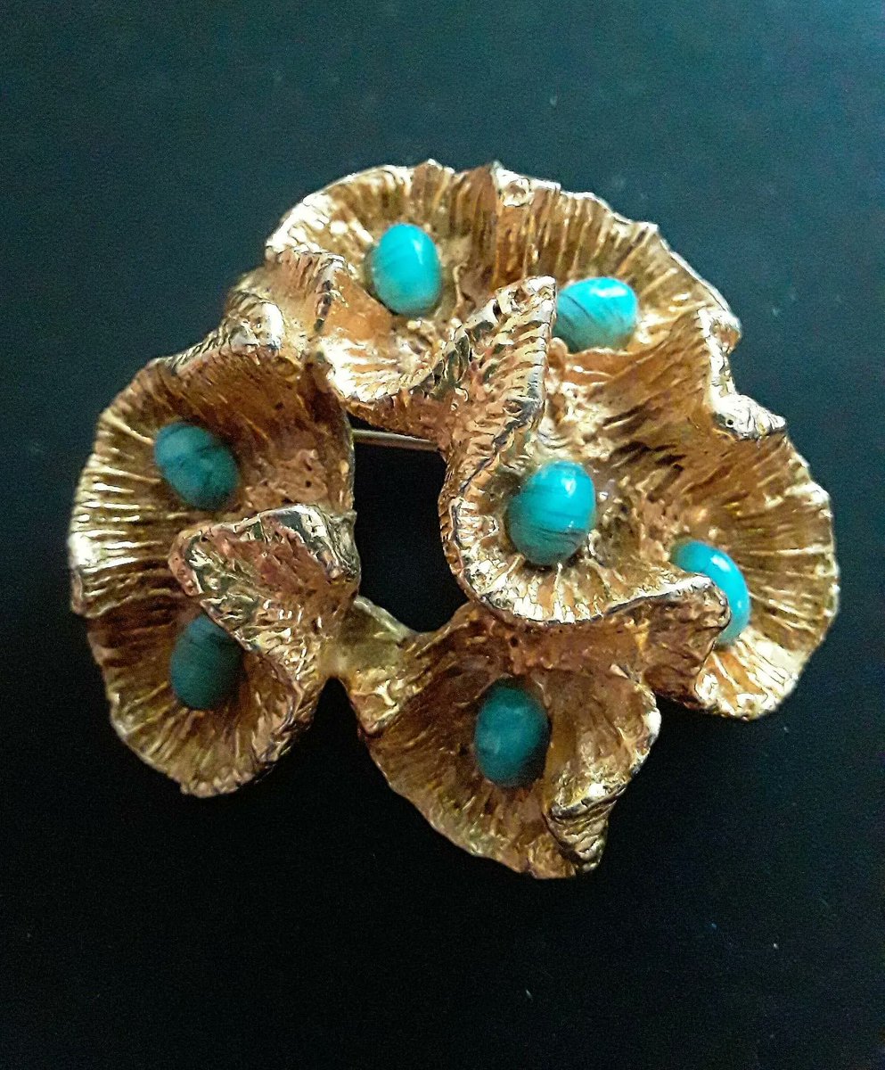renaissancefai's tweet image. Vintage ACCESSOCRAFT NYC Gold Tone Ruffled Ribbon Brooch with Turquoise Cabochons etsy.com/listing/448972…? #brooch #vintage #Accessocraft #NYC #goldtone #ribbon #turquoise #artGlass #designer #signed #ruffles #texture #abstract #sculptural #giftidea #keepsake #collectible #domed