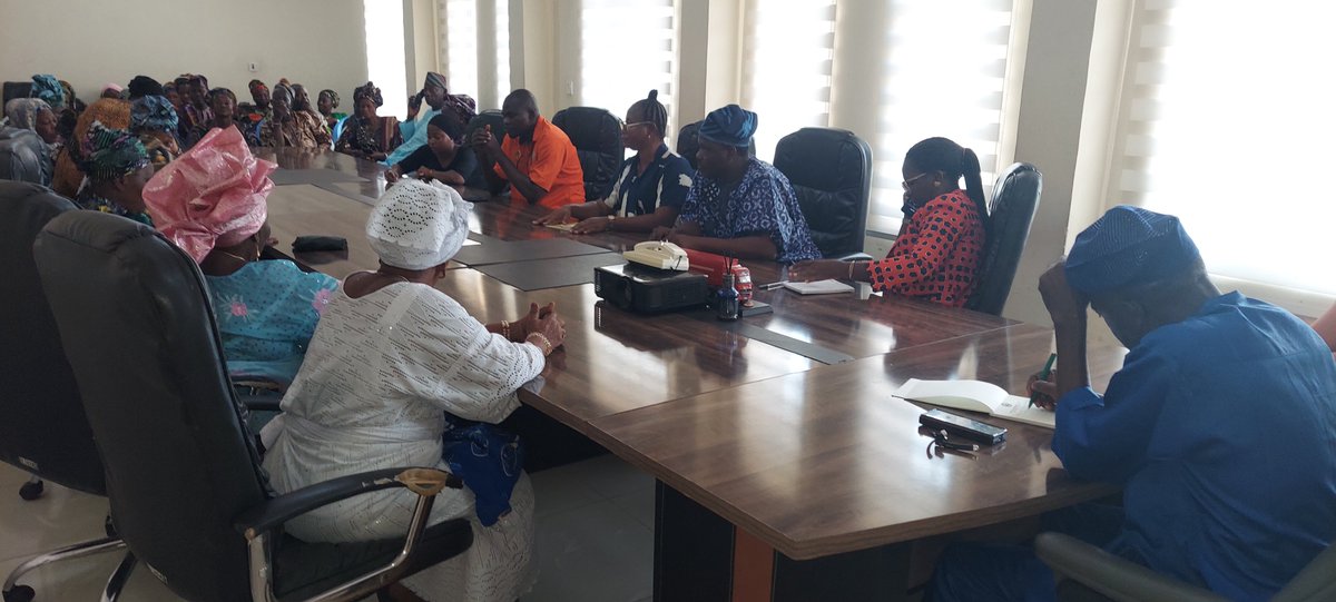 OGWAMA2's tweet photo. Our Market &amp; Sanitation Unit met with Market Heads across Abeokuta to address illegal dumping and promote proper waste management.
@farouk_tunde (SA/MD, OGWAMA) encouraged market leaders to embrace waste containerization, and disposing of refuse in the giant bins provided at each https://t.co/vA7sVZvkmj