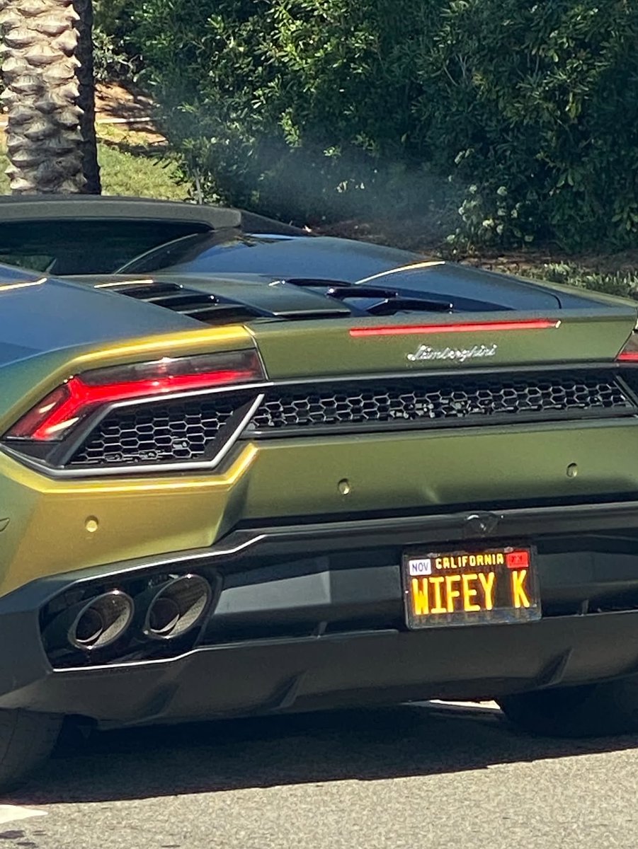 bacaridi's tweet photo. ⠀ ⠀ ⠀ ⠀⠀ ⠀⠀ ⠀what the car says 🍒 https://t.co/rW0BdC0C39