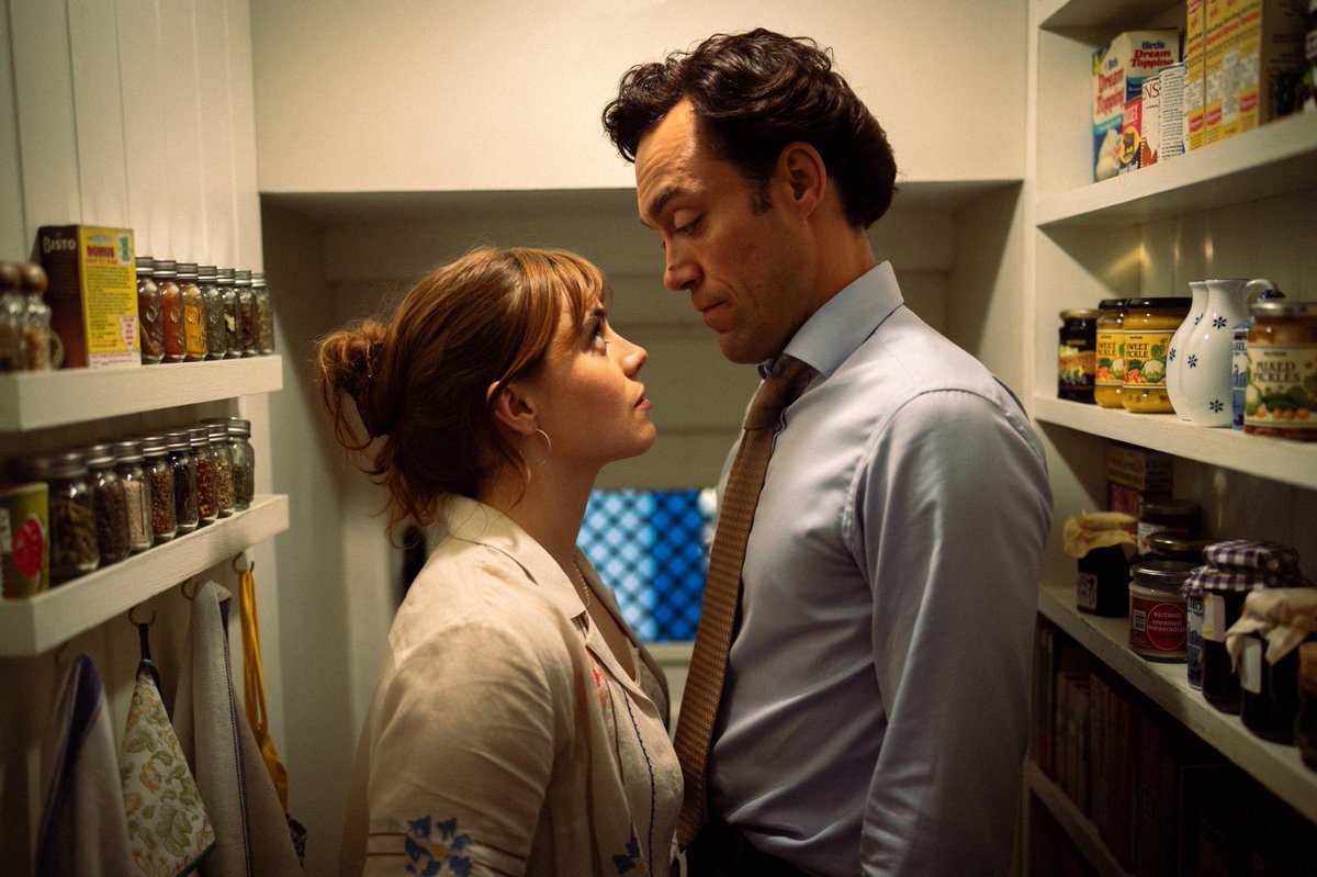 houseofdarklina's tweet image. what the fuck is going on in that pantry #Rivals