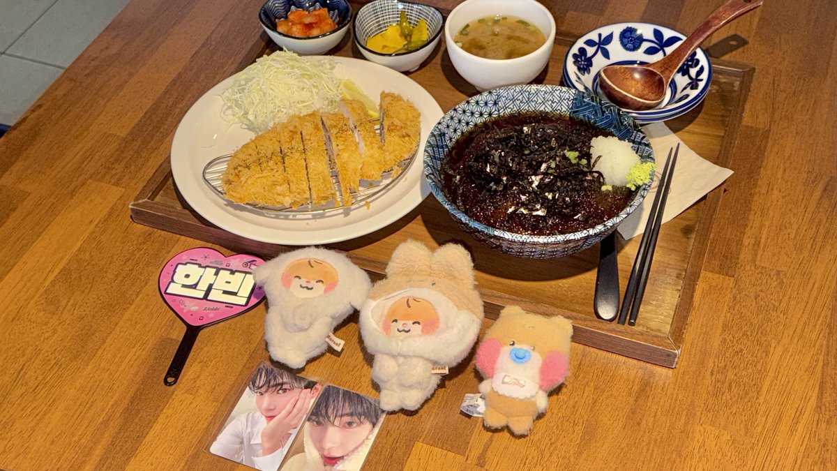 il0v3tokki's tweet photo. 맛있는 거 먹구 벚꽃 보구 잘생긴 사람두 보구 https://t.co/H8CrAbKOyg