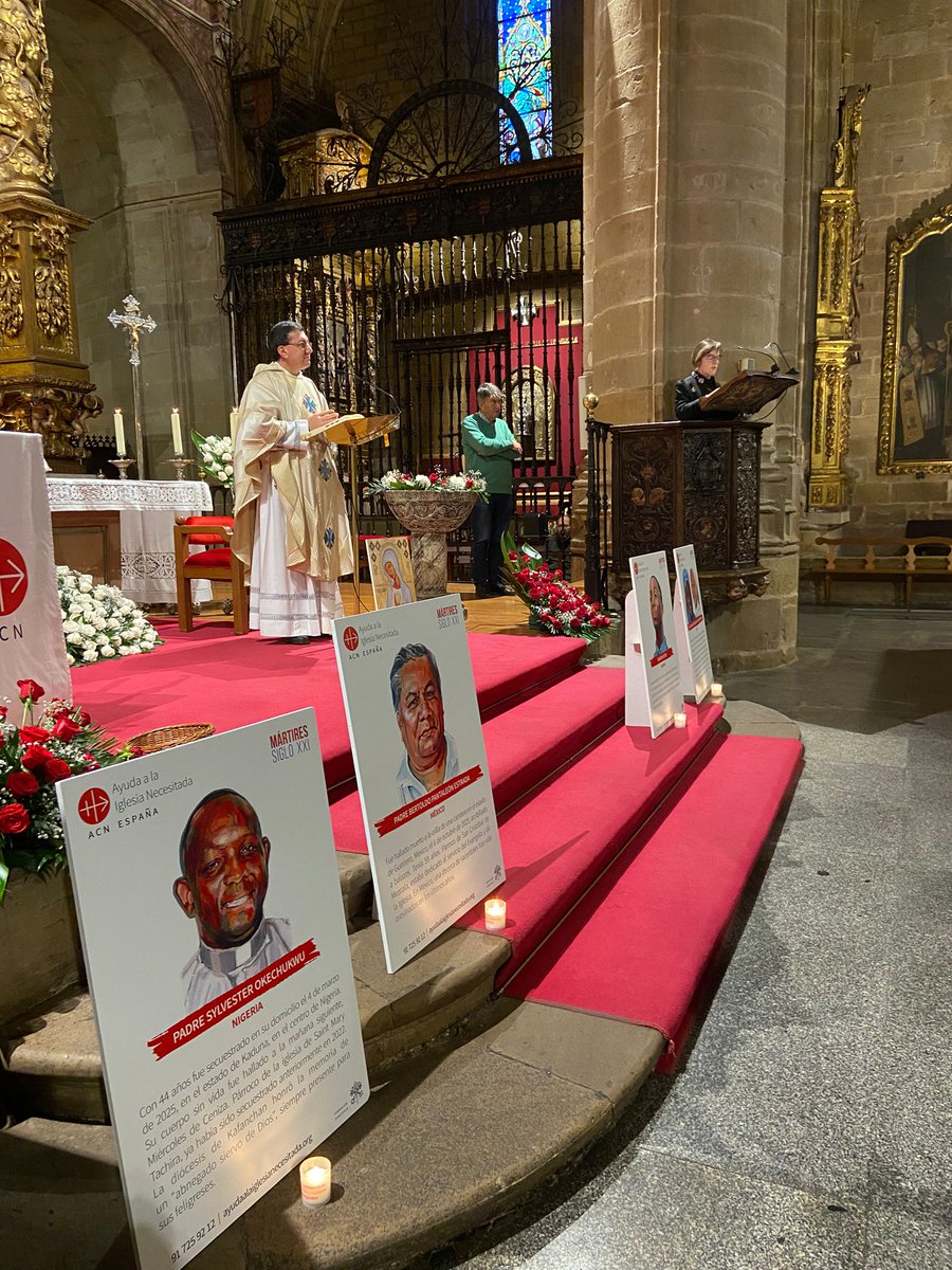 AyudaIglesNeces's tweet image. 📢Aquí algunos momentos de la vigilia "Noche de los Testigos" celebrada ayer en la Concatedral Santa María de la Redonda #Logroño

🕯️🙏Oración, música y el testimonio en vivo del padre Patrick, sacerdote de Nigeria, que contó la fe de los cristianos nigerianos que son