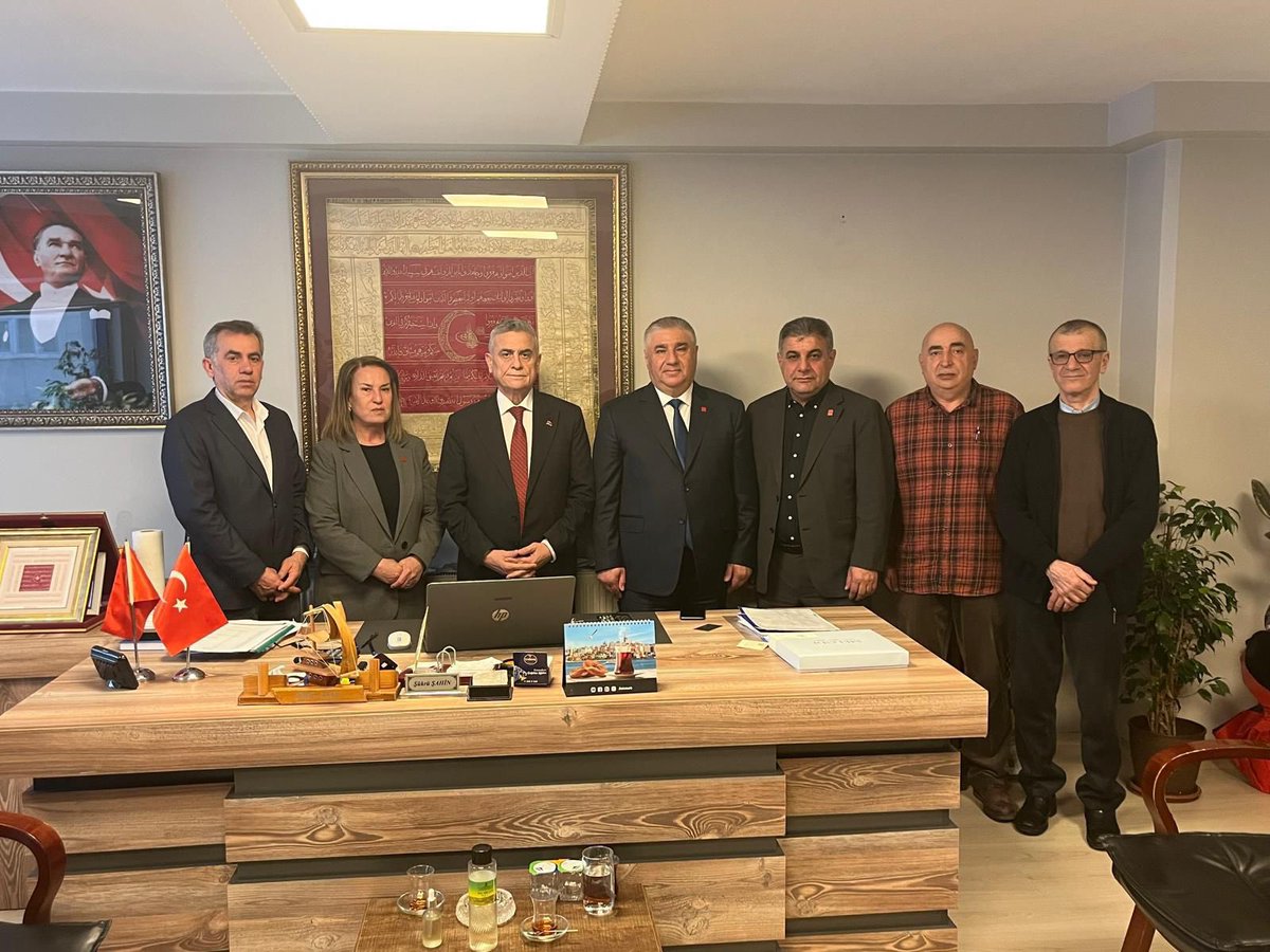 CHP Esenler İlçe Başkanımız Kemal Şahin, Yönetim kurulu üyelerimizle birlikte Yeniden Esenler Birleşik Esnaf ve Sanatkârlar Odası Başkanlığına seçilen Şükrü Şahin’e hayırlı olsun ziyaretinde bulundu.