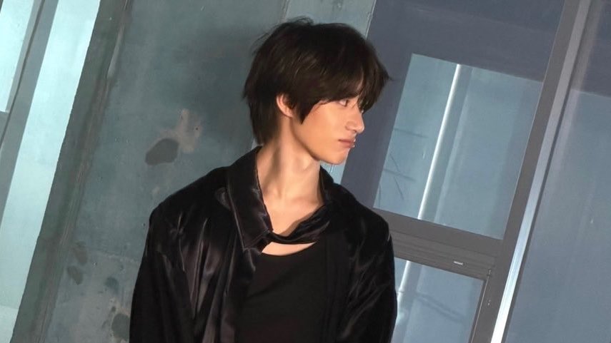 huerigyu's tweet photo. this photo sequence 😭 who got him all sulky https://t.co/tKITNzX3K2