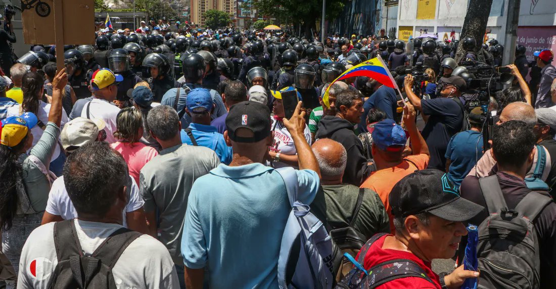ReporteYa's tweet image. #16Abr #Caracas #Protesta 
Estudiantes universitarios, trabajadores, jubilados y diversos gremios se concentran en protesta hoy a partir de las 10am en la plaza Alfredo Sadel, Las Mercedes. De allí partirá una comisión a la Embajada de EEUU: quieren hablar con "los jefes" -