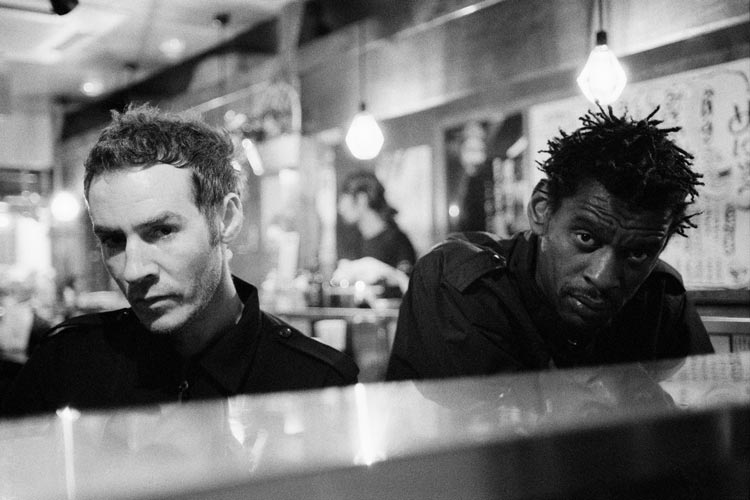 Με αφορμή την επιστροφή των Massive Attack και τη συνεργασία τους με τον Tom Waits θυμόμαστε τέσσερις ιστορίες από το πολιτικό παρελθόν τους: Από τη Λέσβο, το Γκουαντάναμο, το Παρίσι του 68 και την Παλαιστίνη. info-war.gr/massive-attack…