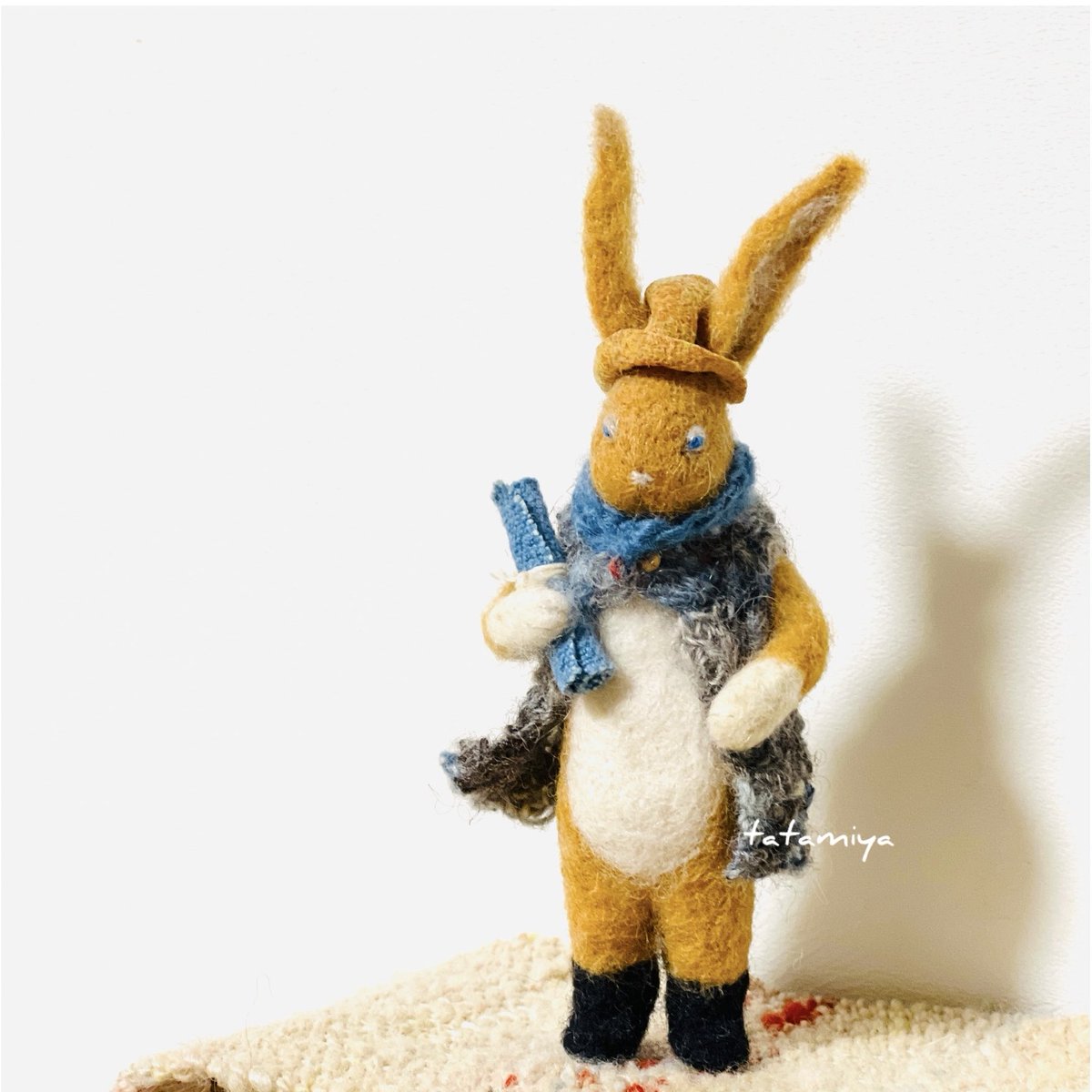 明日から葉っぱ小屋さんの展示会『 目をさます森 ~木々のあいだに集うものたち ~ 』が始まります🌳
ご案内状には『 新しい地図 』というタイトルのうさぎさんを掲載していただきました。ドキドキワクワク新しい地図を片手に一歩一歩歩んで行けますようにという願いを込めて。