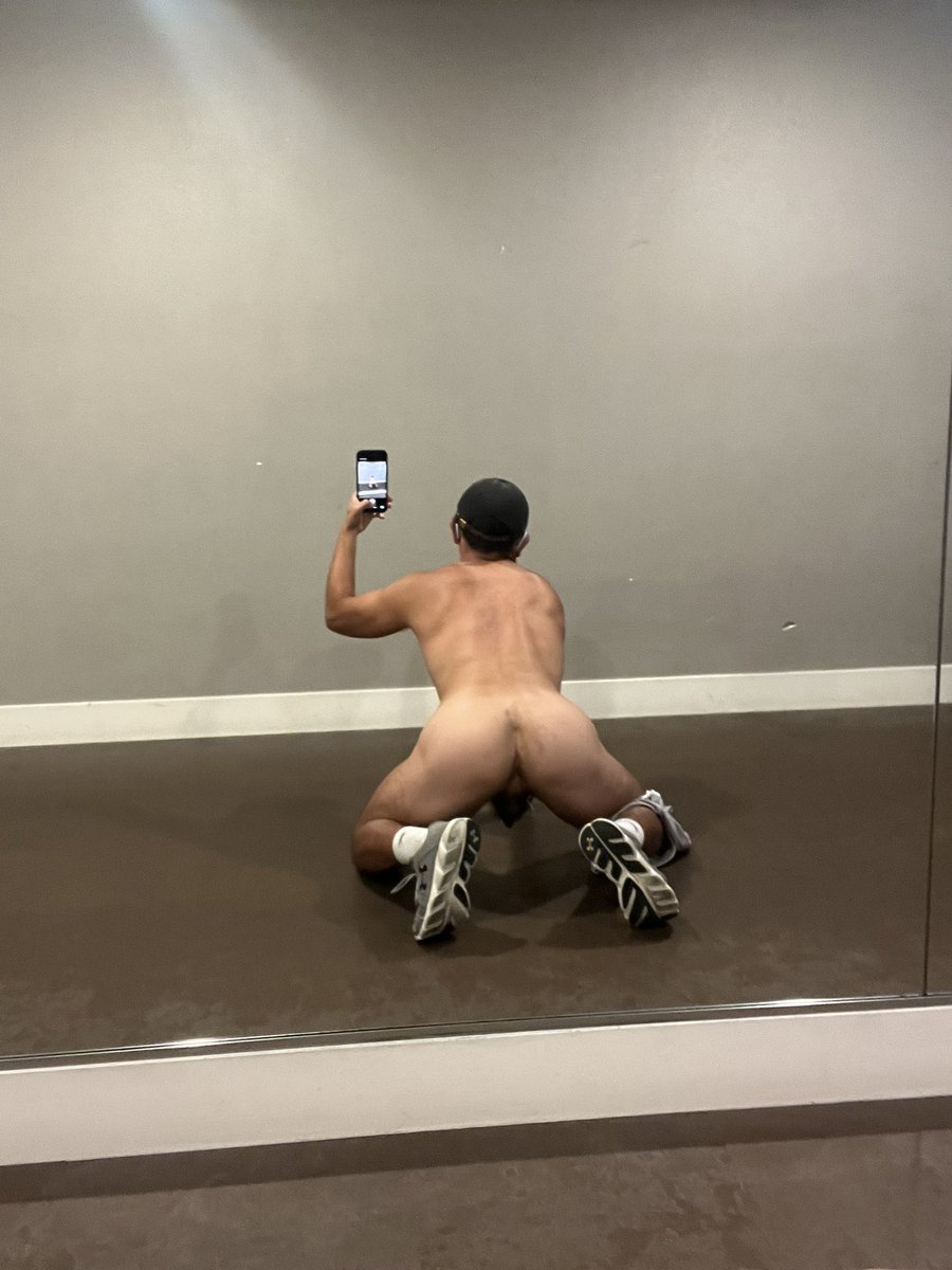 ocverstop's tweet photo. Working out and texting him is DICKstracting! 🥰 https://t.co/Ney7K1qGon